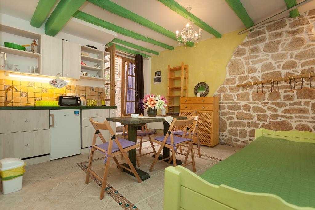 Studio With Garden In Ровінь Екстер'єр фото